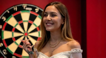 Cathy Hummels über die Attraktivität von Darts